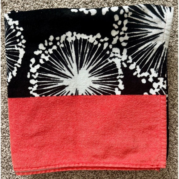 Thirty-One Dandelion Dream ~ Black & White Floral Coral Beach Towel - Picture 1 of 4